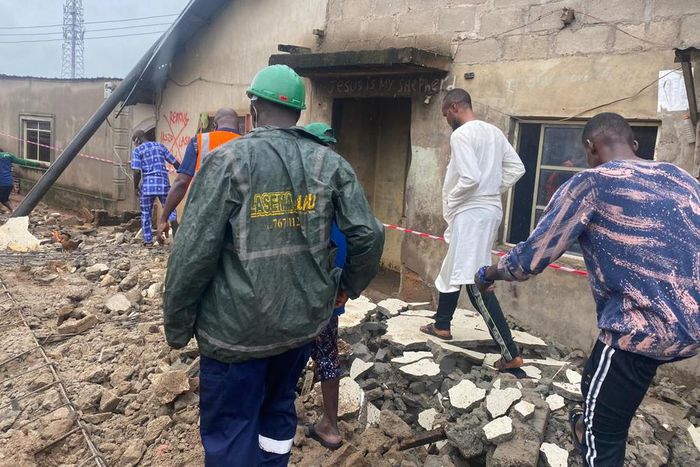 Lagos State Building Control Agency (LABSCA) demolishes two Lagos Island buildings to prevent collapse. [Twitter/@followlasema]