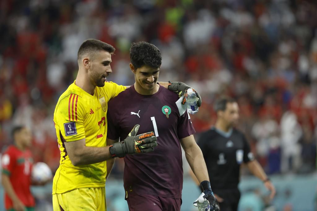 Yassine Bounou (C) goalkeeper from Morocco and Unai Simon goalkeeper from Spain speak before the start of the penalty shootout today, in a match of the round of 16 of the Qatar 2022 Soccer World Cup between Morocco and Spain on December 6, 2022.