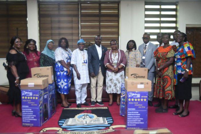 LASU alumni (1991 set)  donating  to their alma mater. [NAN]