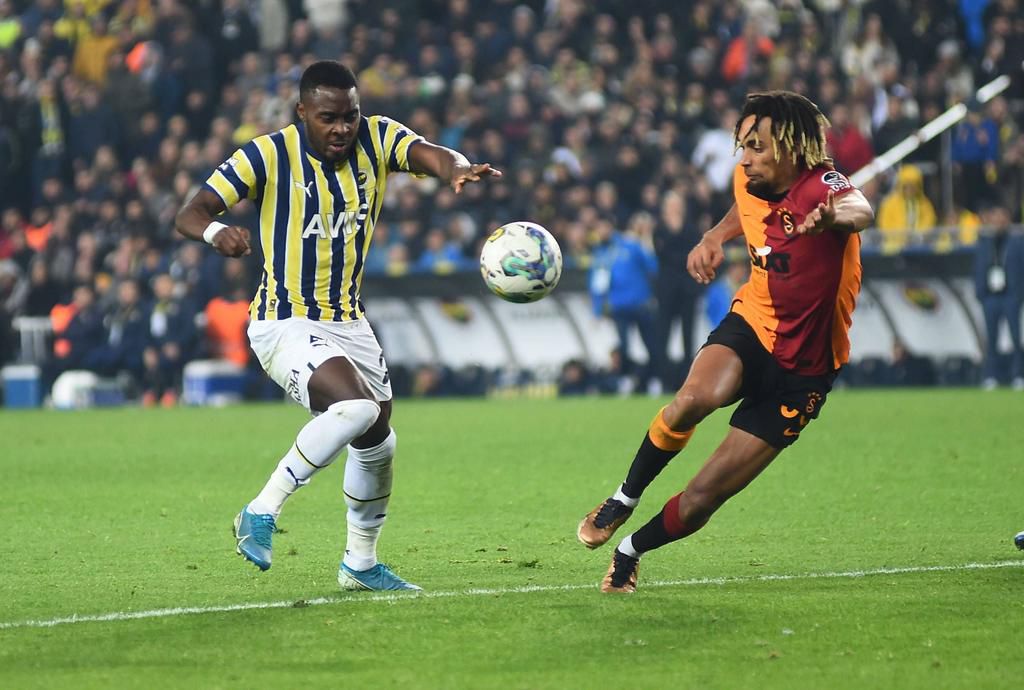 Bright Osayi Samuel (L) of Fenerbahce and Sacha Boey of Galatasaray during the Turkish Super League match between Fenerbahce and Galatasaray at Ulker Stadium in Istanbul , Turkey on January 08, 2023