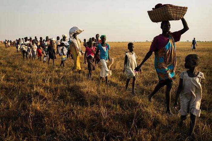 South Sudanese citizens migrating