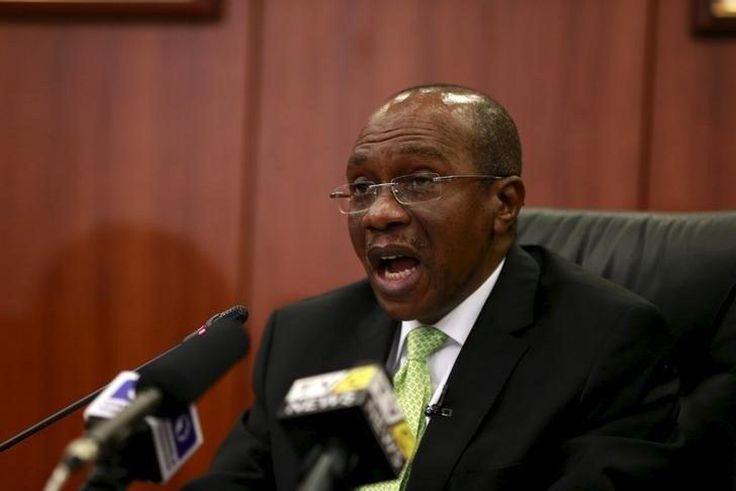 Governor Godwin Emefiele announces that Nigeria's central bank is keeping its benchmark interest rate on hold at 13 percent in Abuja, Nigeria, July 24, 2015.