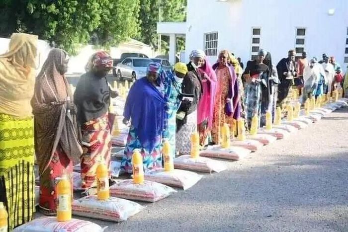 Borno Gov’s wife supports 400 widows with cash, foodstuffs for Christmas [News Band]