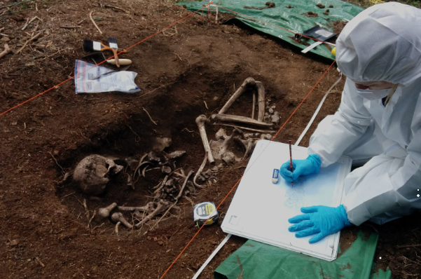 Forensics inspect dead bodies [FutureLearn]