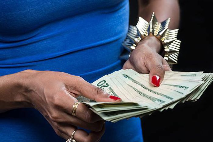 How women calculate and manage money [istockphoto]