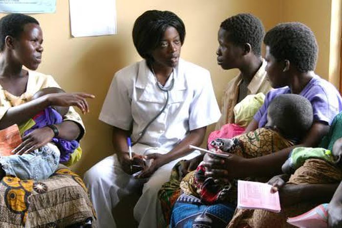 A care giver discussing with mothers during family planning training (UN)