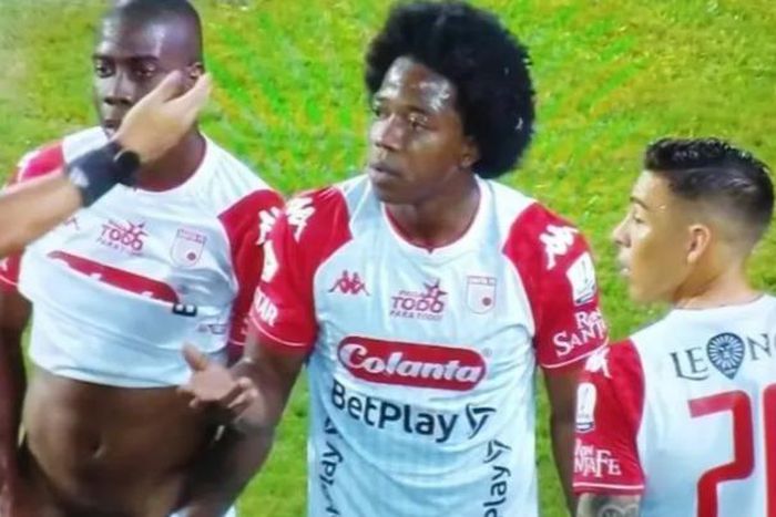 Perea and Sanchez during the game. Photo credit: Bild