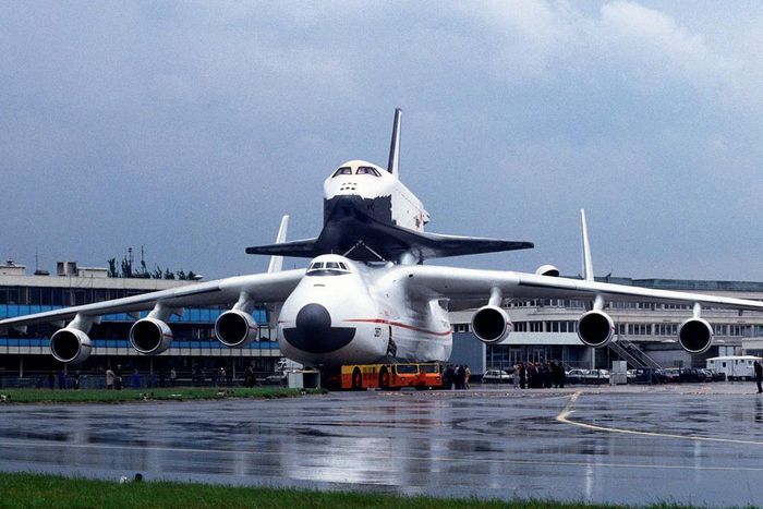 The An-225 with the Buran orbiter on its back at the Paris Air Show in 1989.aviation-images.com/Universal Images Group via Getty Images