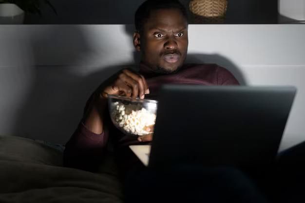 Watch a movie [Freepik]