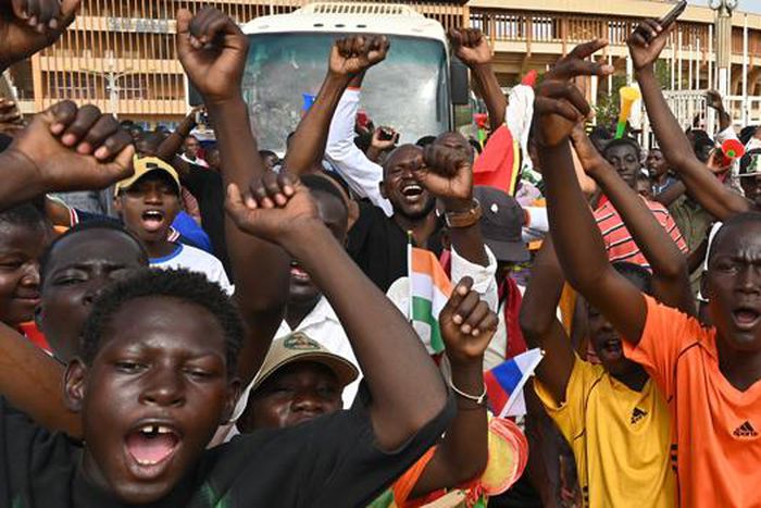 Supporters of Niger’s National Council for the Safeguard of the Homeland (CNSP) demonstrate in Niamey on August 6, 2023 [Photo by AFP]