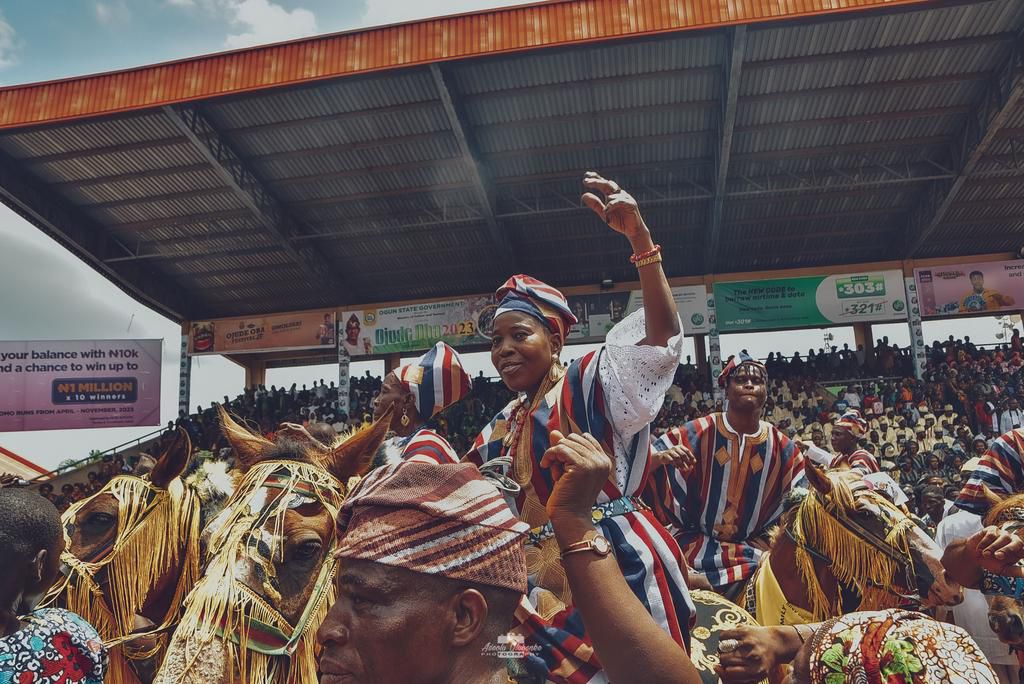 The Alatishe's during their presentation [Instagram/@obankswillis/@kingbelaire]