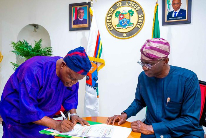 Governor Babajide Sanwo-Olu and his Deputy, Obafemi Hamzat have submitted their Asset Declaration forms ahead of their second term inauguration. [Twitter:@jidesanwoolu]