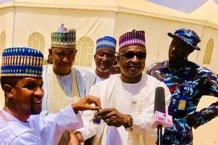 Former Zamfara APC Chairman, Alhaji Lawal Liman, State APC Chairman Alhaji Tukur Danfulani presenting key of a Car donated to the State APC Youths Leader, Musa Ardo among 40 Brand New Cars donated to APC stakeholders in the state by the former governor...