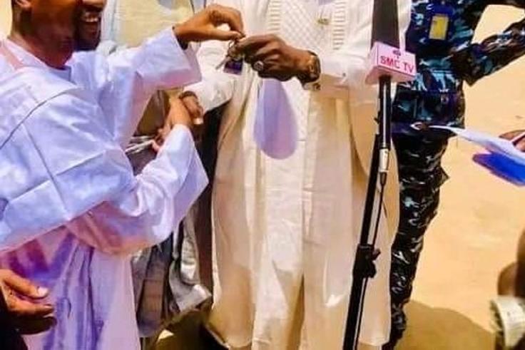 Former Zamfara APC Chairman, Alhaji Lawal Liman, State APC Chairman Alhaji Tukur Danfulani presenting key of a Car donated to the State APC Youths Leader, Musa Ardo among 40 Brand New Cars donated to APC stakeholders in the state by the former governor...