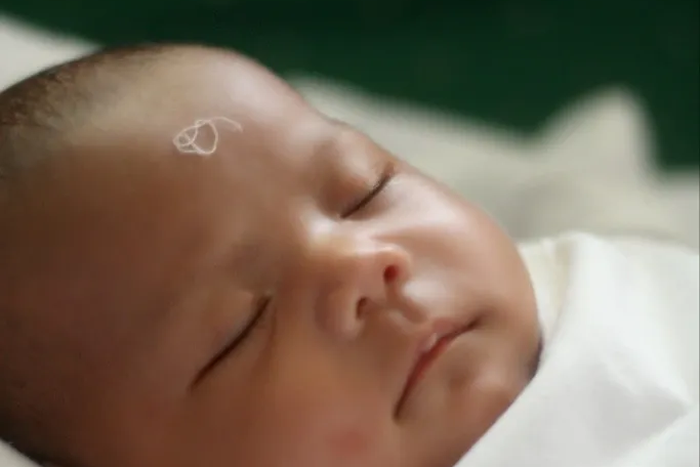 Putting thread on the baby's head does not stop hiccup [Nigeriahealthblog]