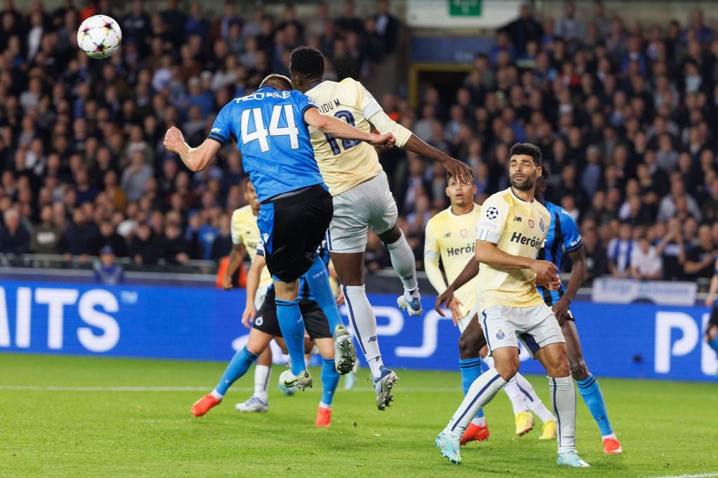 Club s Brandon Mechele and Porto s Zaidu Sanusi fight for the ball during the match between Belgian soccer team Club Brugge KV and Portuguese FC Porto , Wednesday 26 October 2022 in Brugge, Belgium.