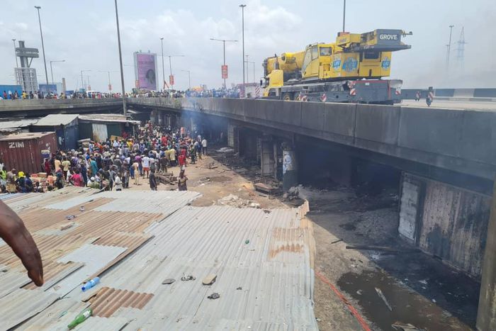 Apongbon fire: Lagos govt shuts Eko Bridge, announces alternative routes. [Twitter:Punch]