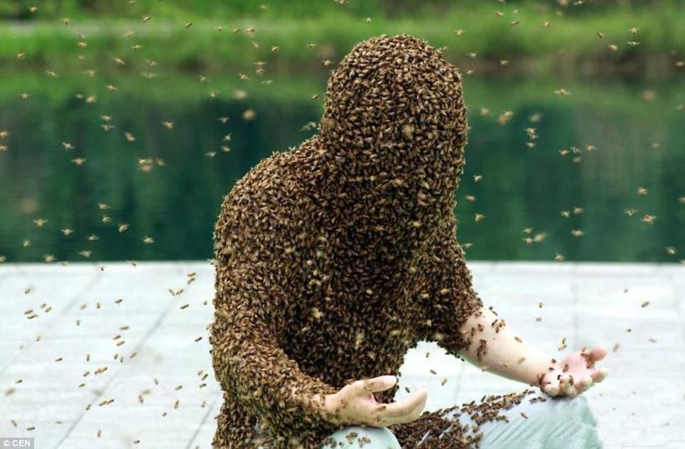 This man was completely covered in bees [Kanyidaily]