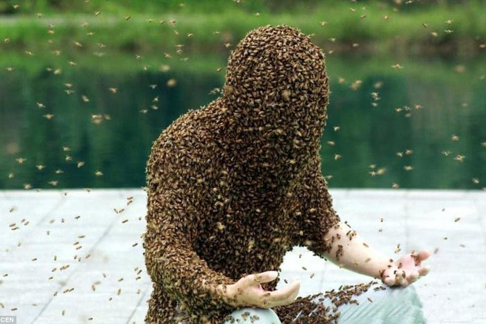 This man was completely covered in bees [Kanyidaily]