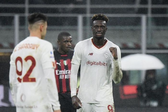 Tammy Abraham scored a late goal to help Roma avoid defeat against Milan