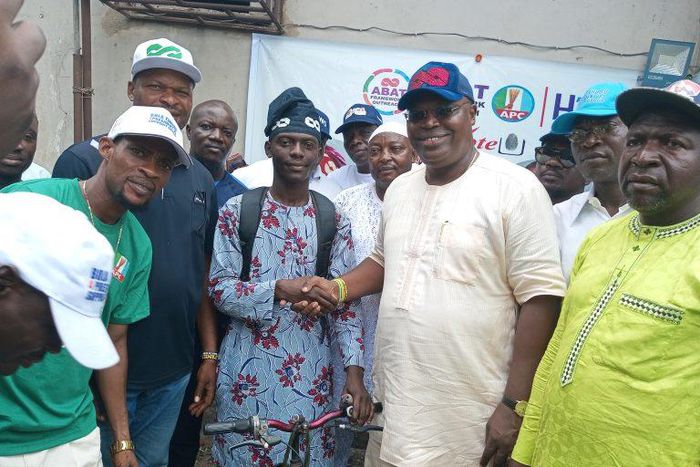 Mr Gaddafi Musa, a 26-year-old native of Funtua, Katsina State (left), shake hands with Mr Fola Tinubu,  Convener and Director-General, Bola Tinubu 4 President 2023 Support Group, on Wednesday in Lagos.