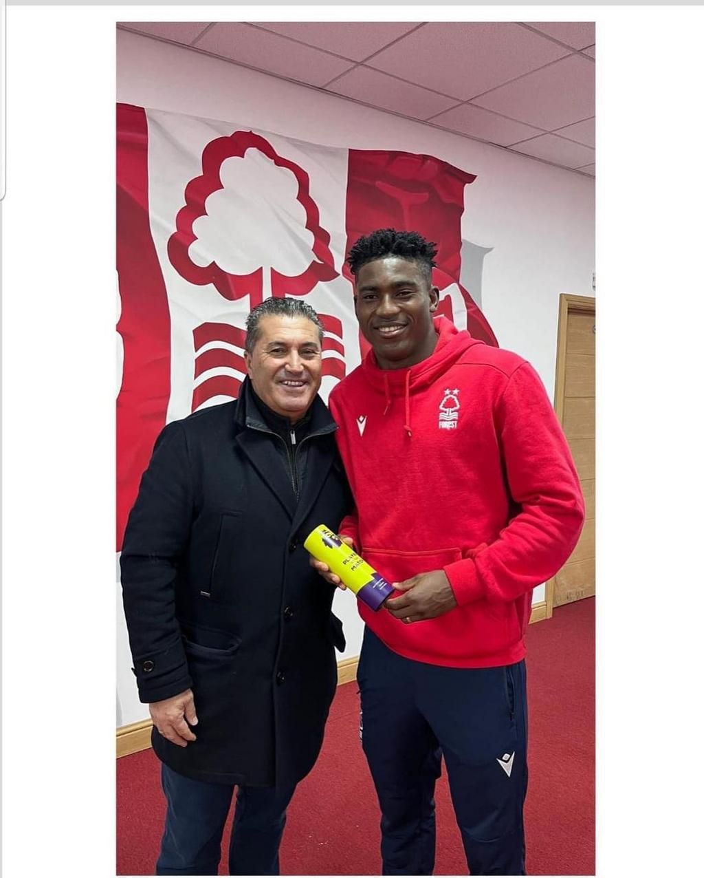 Peseiro posed for photos with Awoniyi and his Man of the Match award