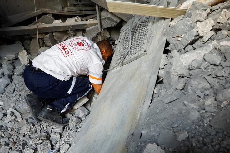 A man works to remove causalities from under the rubble in the aftermath of Israeli strikes, in Khan Yunis, southern Gaza Strip.REUTERS/Ibraheem Abu Mustafa