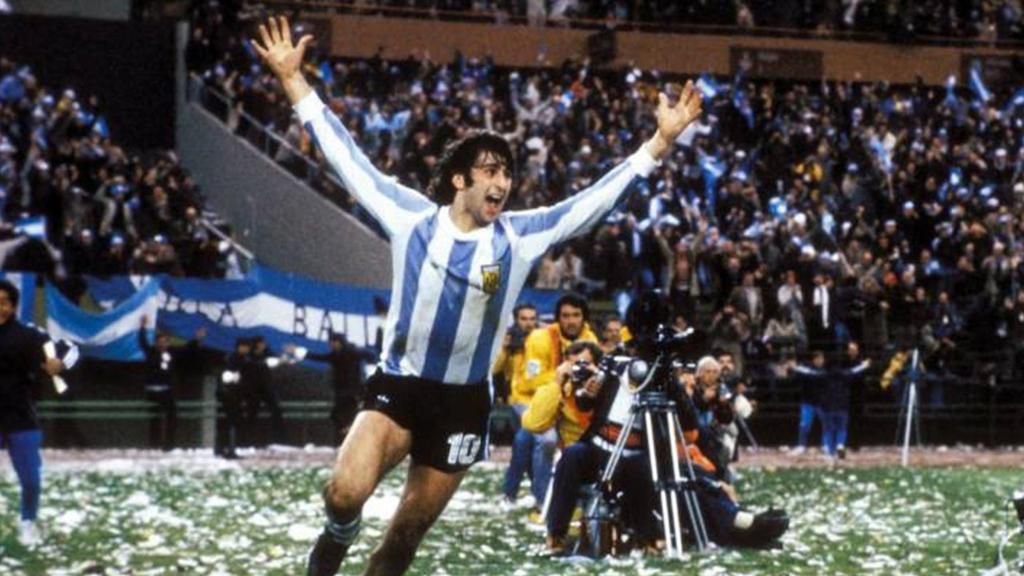 Mario Kempes celebrating after scoring to help Argentina win the world cup against the Netherlands in 1978