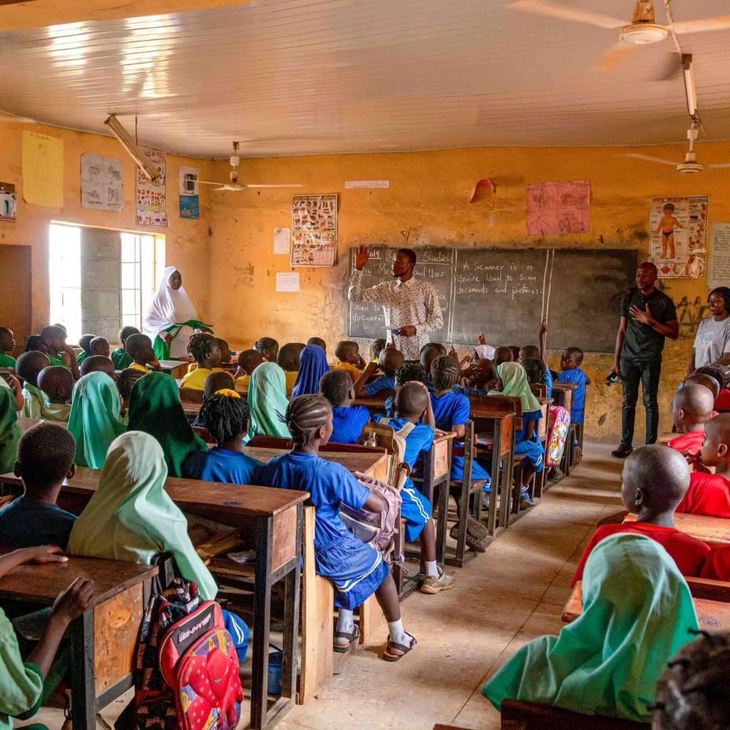 Nigerian students inside classroom [Dbegotin]