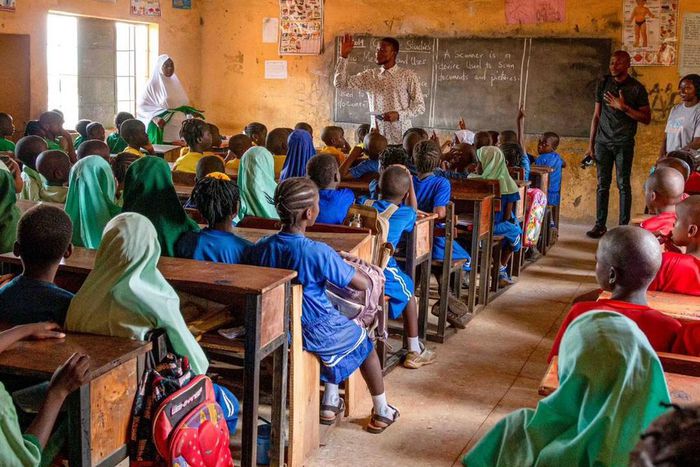 Nigerian students inside classroom [Dbegotin]