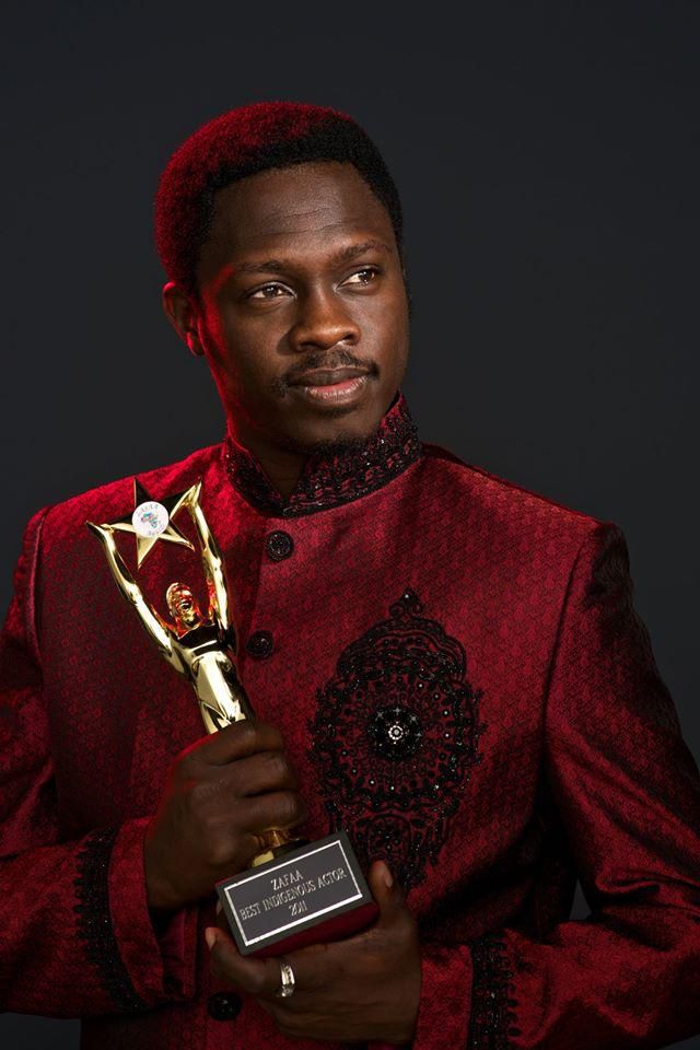Ali Nuhu, holding an award.