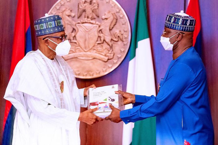 President Muhammadu Buhari at the State House, Abuja, received the Presidential Task Force on COVID19’s End of Year report from members of the Task Force led by SGF, Boss Mustapha. [Twitter/@BashirAhmaad]