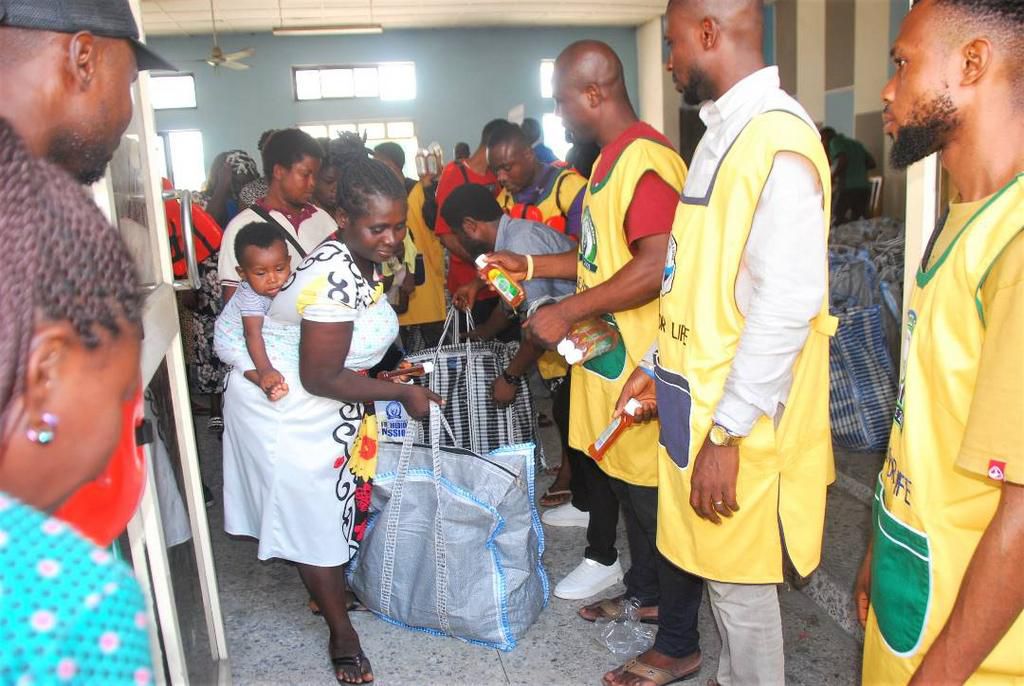 O.B. Lulu-Briggs Foundation Donates relief items to Elem-Sangama flood victims