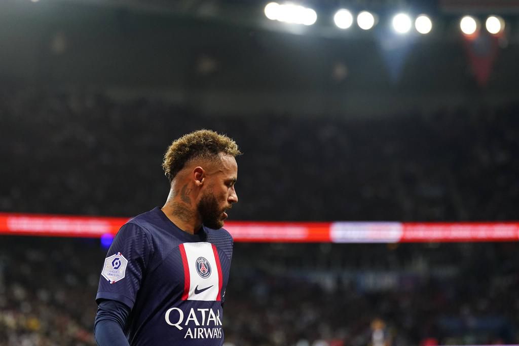Neymar Jr (10) goes to the corner for a kick during the French Ligue 1 match between Paris Saint-Germain (PSG) and Olympique de Marseille at Parc des Princes on October 16, 2022
