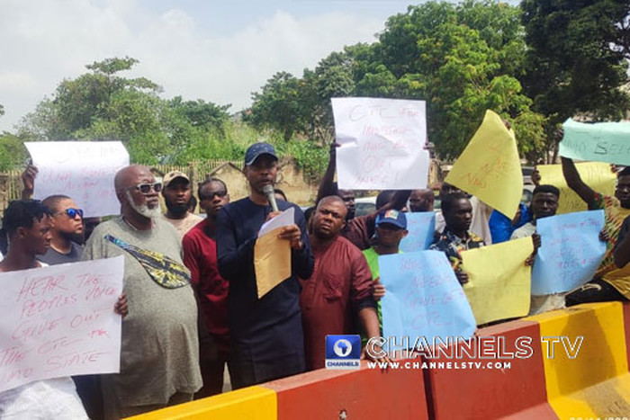 LP candidate Achonu storms Imo INEC office with supporters, demands documents [Channels TV]