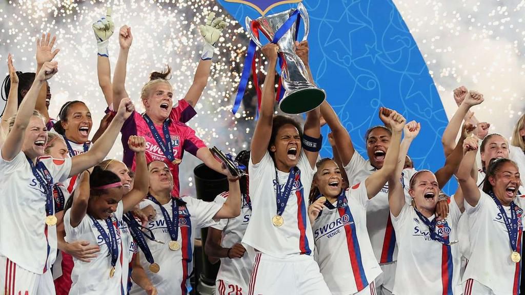 Wendie Renard lifts the trophy after Lyon defeat FC Barcelona Feminin in the final of the 2022 UEFA Women's Champions League