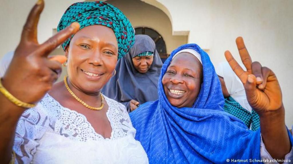 Happy Nigerian women do the peace sign [News Click]