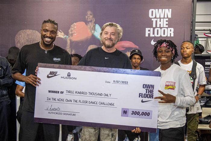 B-Boy Matt (L), Kieran Murphy, General Manager Hudson Nigeria (M) and B-Girl Vicky (R)