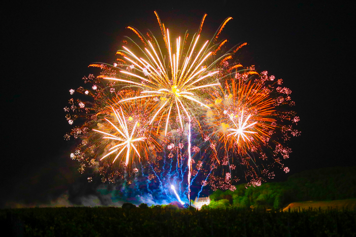 Moët & Chandon illuminates the holiday season with the vibrant effervescence of champagne & the spark of light