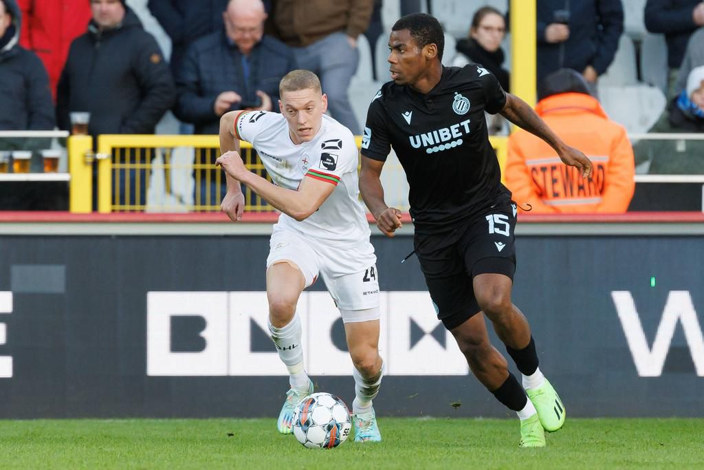 OHL s Casper De Norre and Club s Raphael Onyedika fight for the ball during a soccer match between Club Brugge and Oud-Heverlee-Leuven, Monday 26 December 2022 in Brugge