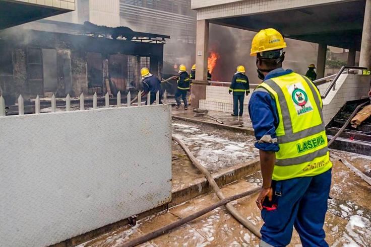 Sanwo-Olu visits Akere market, sympathises with fire victims.