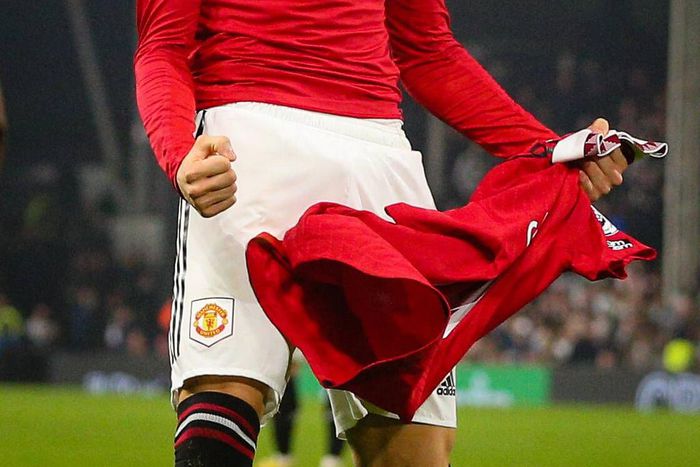 Alejandro Garnacho of Manchester United celebrates scoring his side's second goal during the Premier League match between Fulham FC and Manchester United on November 13, 2022.