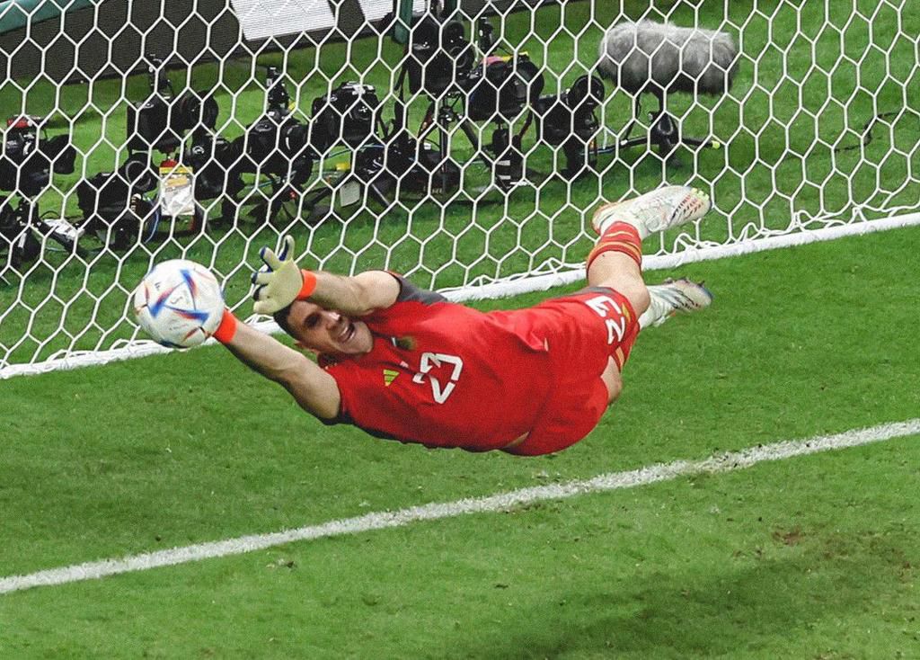 That's not a bird, it's Emiliano Martinez.