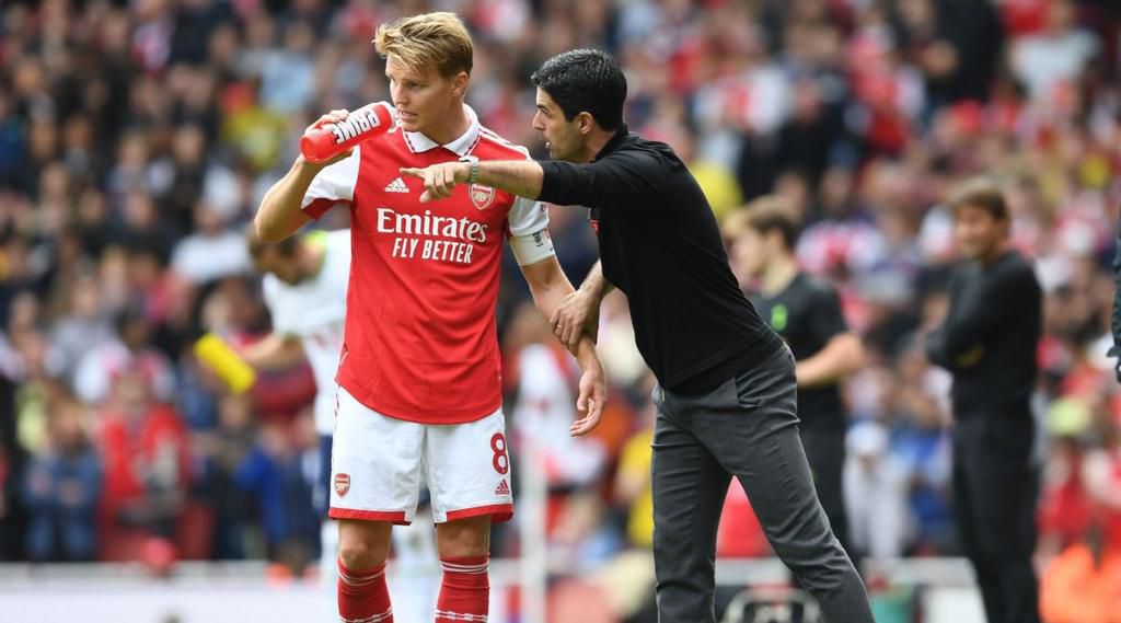 Arsenal boss Mikel Arteta gives instructions to Martin Odegaard