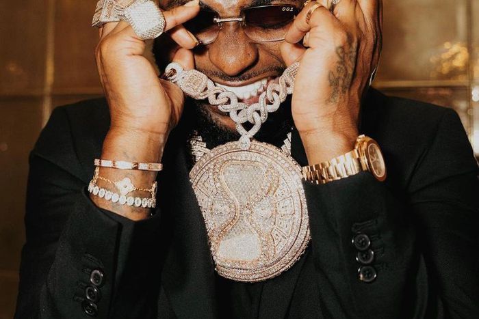 Davido splurges on his new timeless pendant and chain [Instagram/Localkettlebrothersuk]