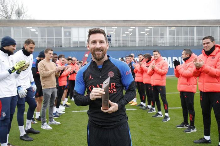 Lionel Messi returns to PSG after World Cup triumph, sens warning to Europe