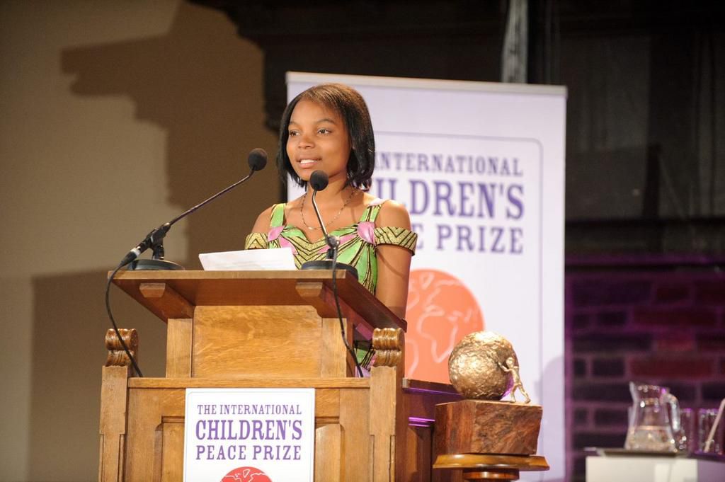 Thandiwe receiving the children peace prize [kidsrights]