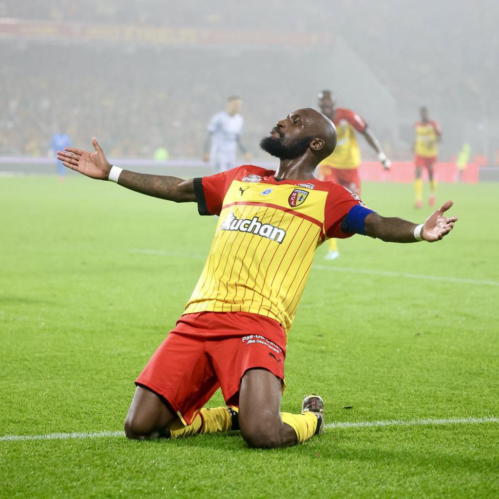 Seko Fofana celebrates scoring Lens’ winner over Clermont