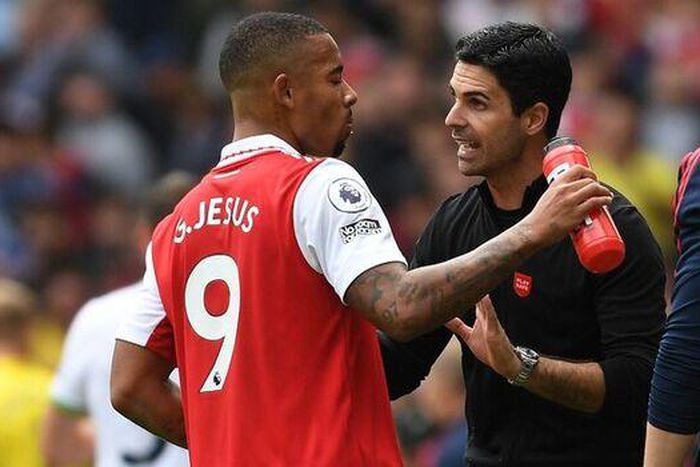 Gabriel Jesus with Arsenal's coach Mikel Arteta