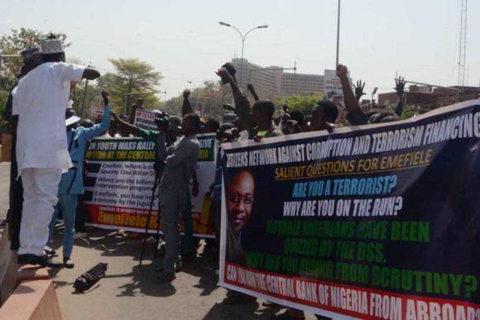 Youth groups led by NYCN, protesting at the CBN headquarters in Abuja on Friday, December 23, 2022. [NAN]